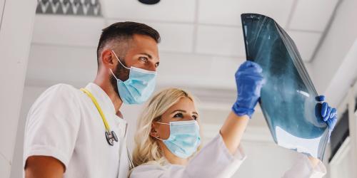Médicos revisando una radiografía